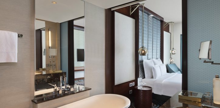 1423-kingroom-bathroom-low-res-2